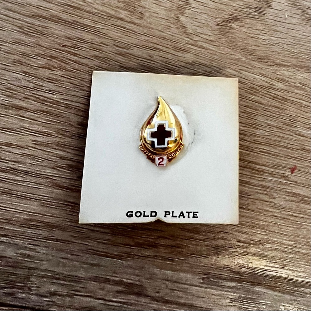 Vintage American Red Cross ARC 2 Gallon Blood Donor Lapel Hat‎ Pin Gold Plated